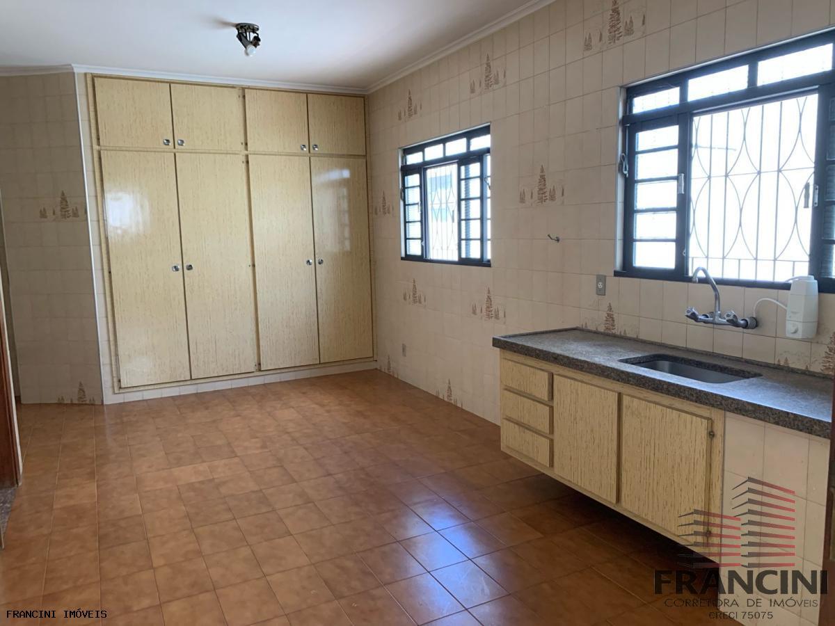 Casa para alugar com 3 quartos, 200m² - Foto 30