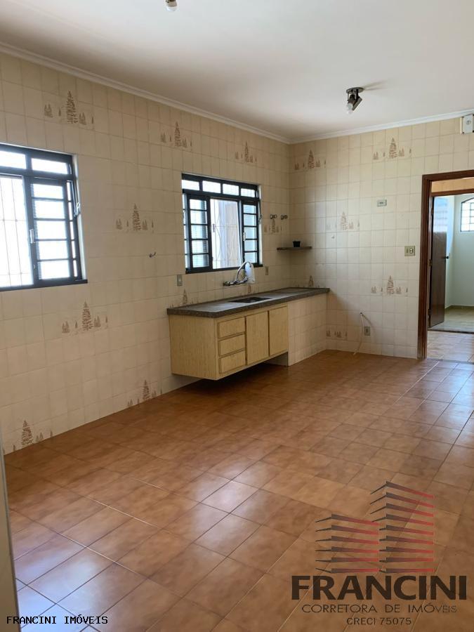 Casa para alugar com 3 quartos, 200m² - Foto 29