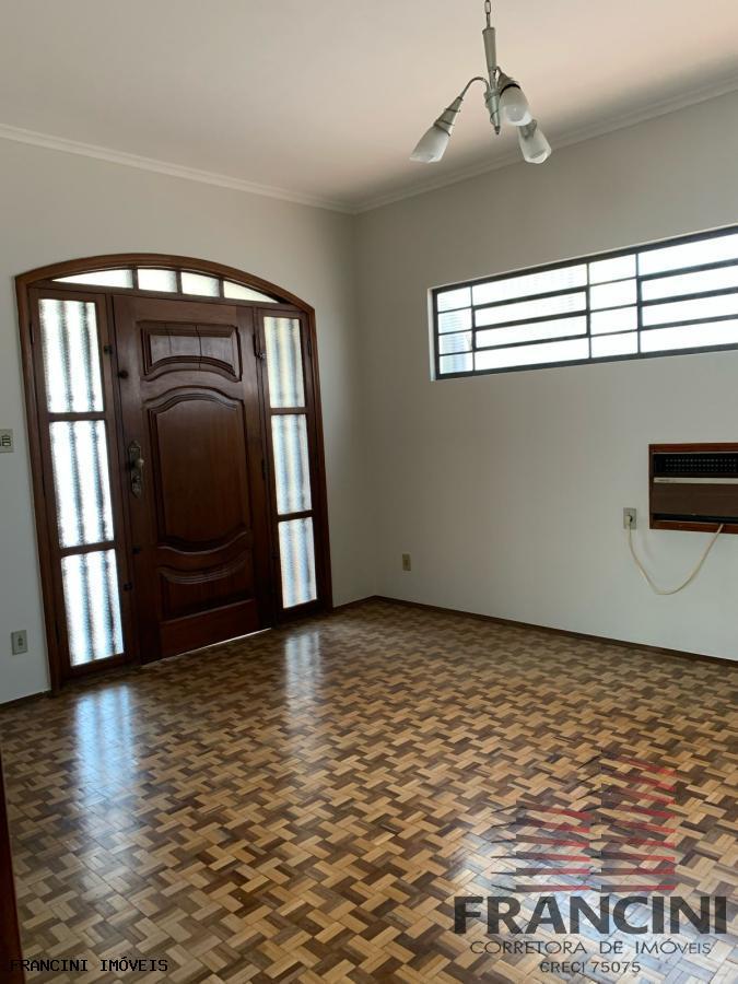 Casa para alugar com 3 quartos, 200m² - Foto 1